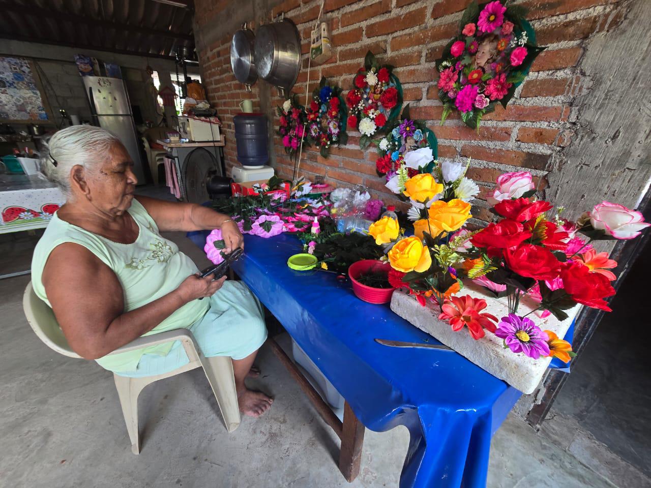 $!A pesar del dolor, no suelta la tradición: Carmen Bibriesca, más de 20 años elaborando coronas en Cacalotán