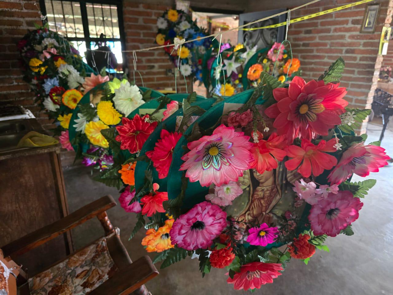 $!A pesar del dolor, no suelta la tradición: Carmen Bibriesca, más de 20 años elaborando coronas en Cacalotán