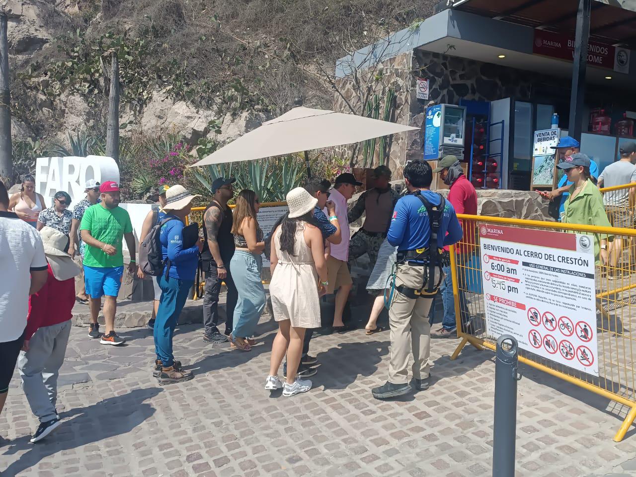 $!En Viernes Santo, miles de turistas disfrutan por la mañana del Faro de Mazatlán