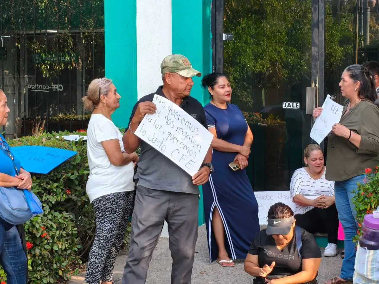 $!Usuarios toman oficinas de CFE en Rosario para exigir la refacturación de sus recibos con cobros justos