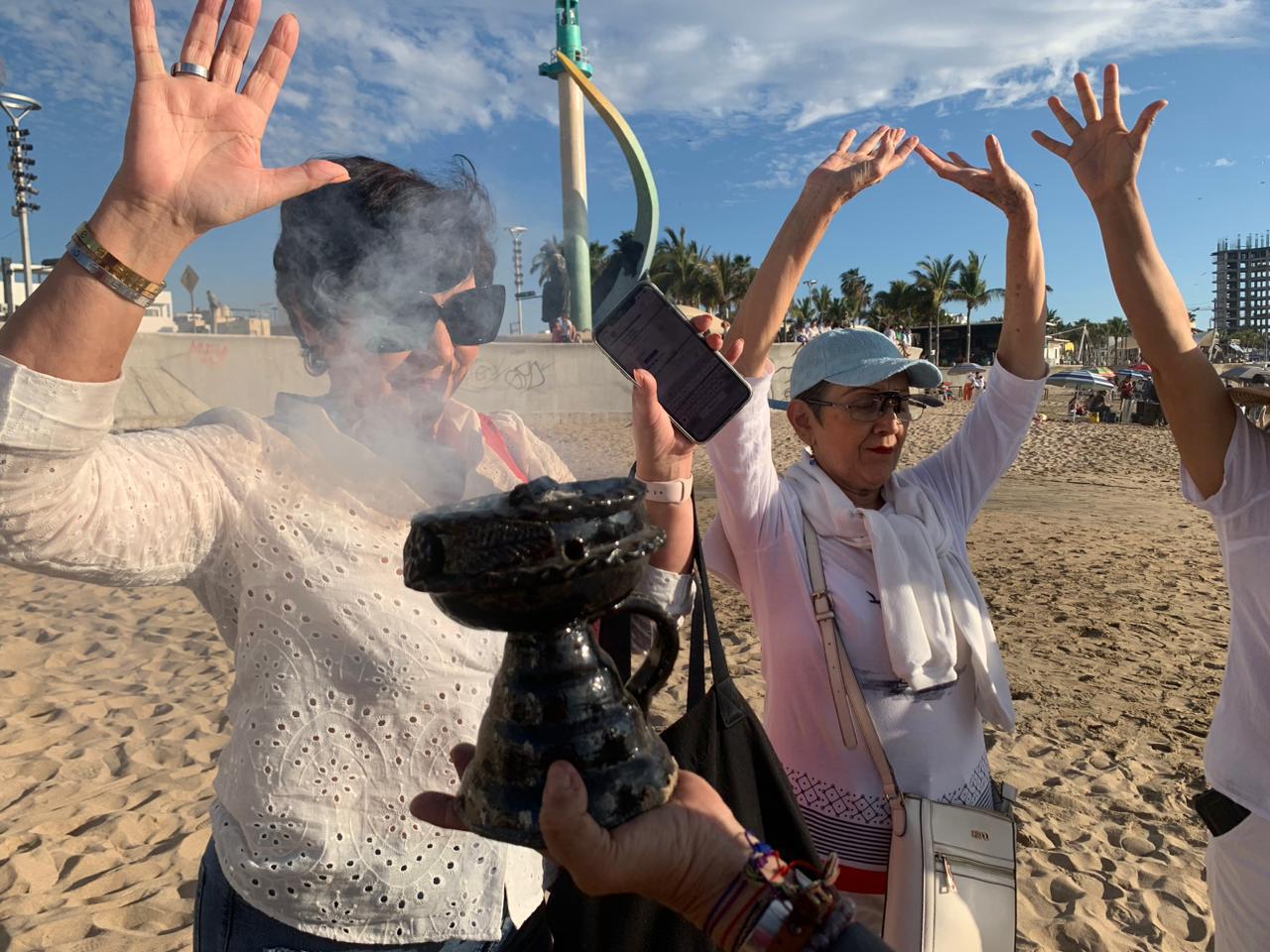 $!Se conectan con la naturaleza en ceremonia para recibir el Equinoccio de Primavera en Mazatlán