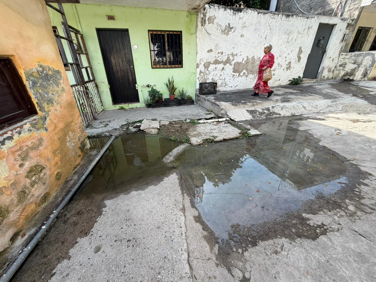 $!Vecinas del Centro denuncian fuga de aguas negras y omisión por las autoridades