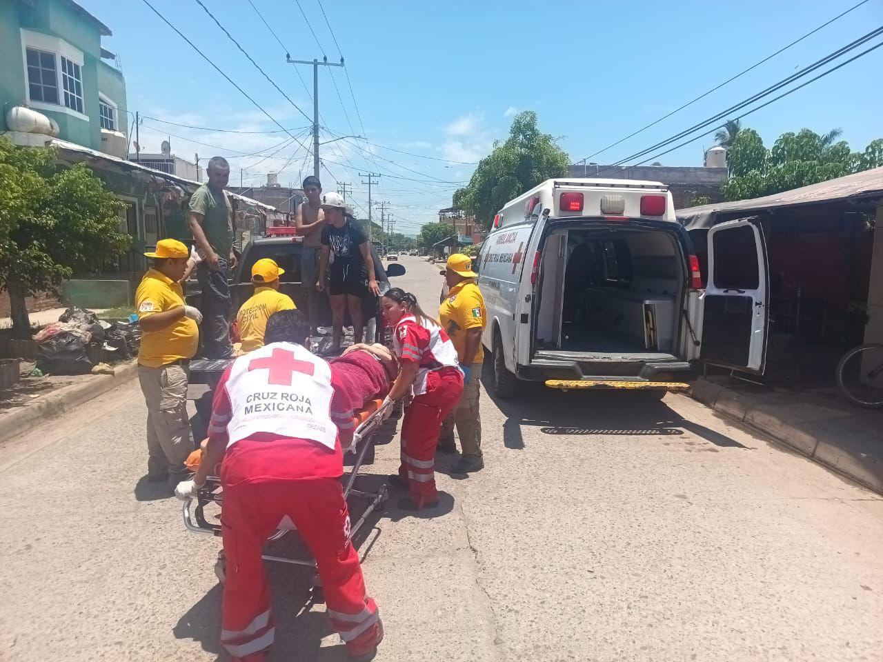 $!Vuelca unidad que tripulaba familia en carretera a El Caimanero y terminan en canal