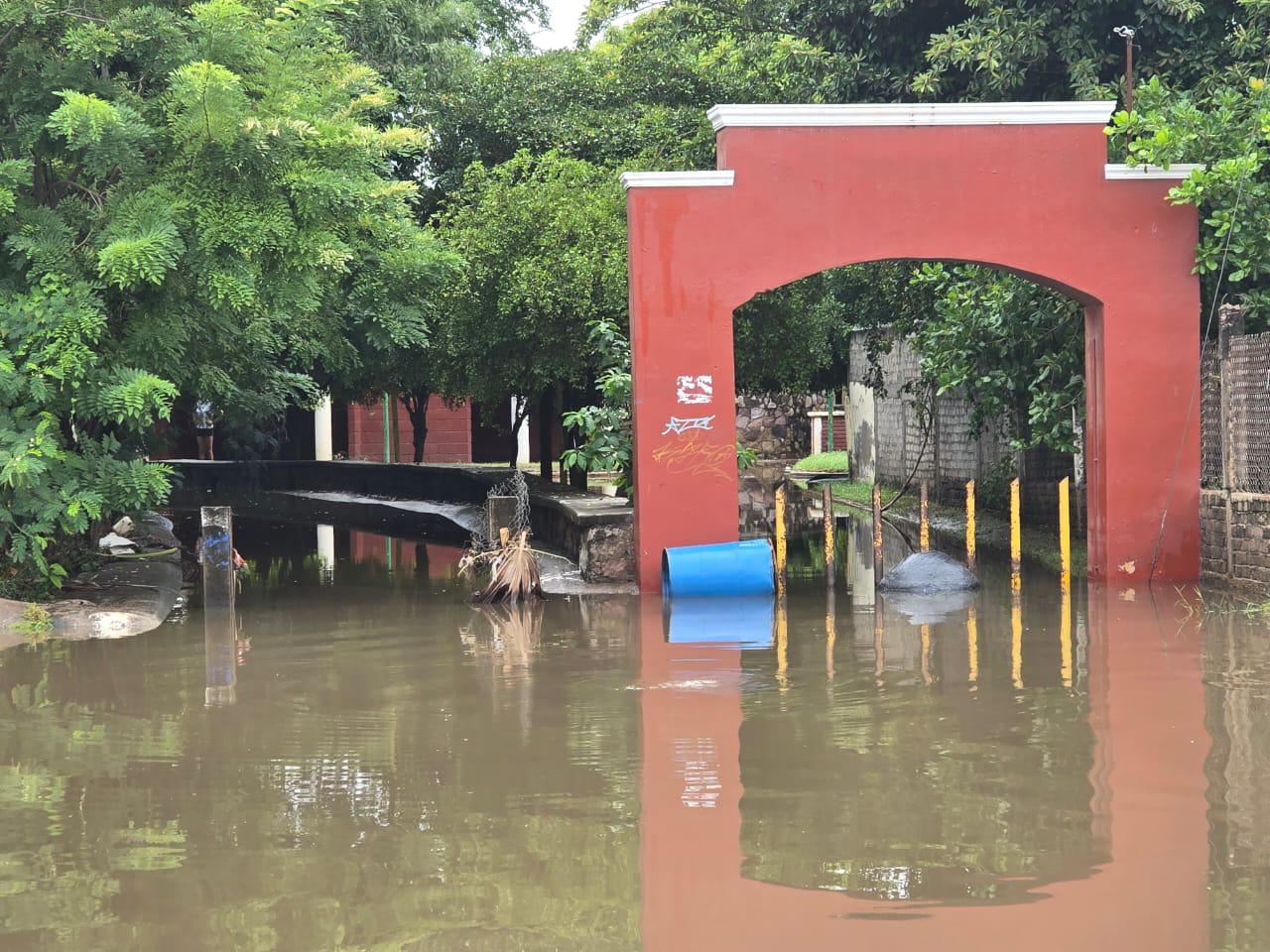 $!Por lluvias lagunas en Rosario se llenan no solo de agua también de basura