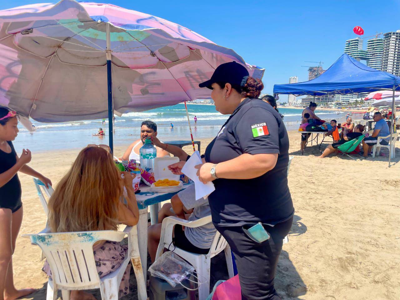 $!Refuerzan seguridad en playas de Mazatlán con módulos de orientación y pulseras para menores