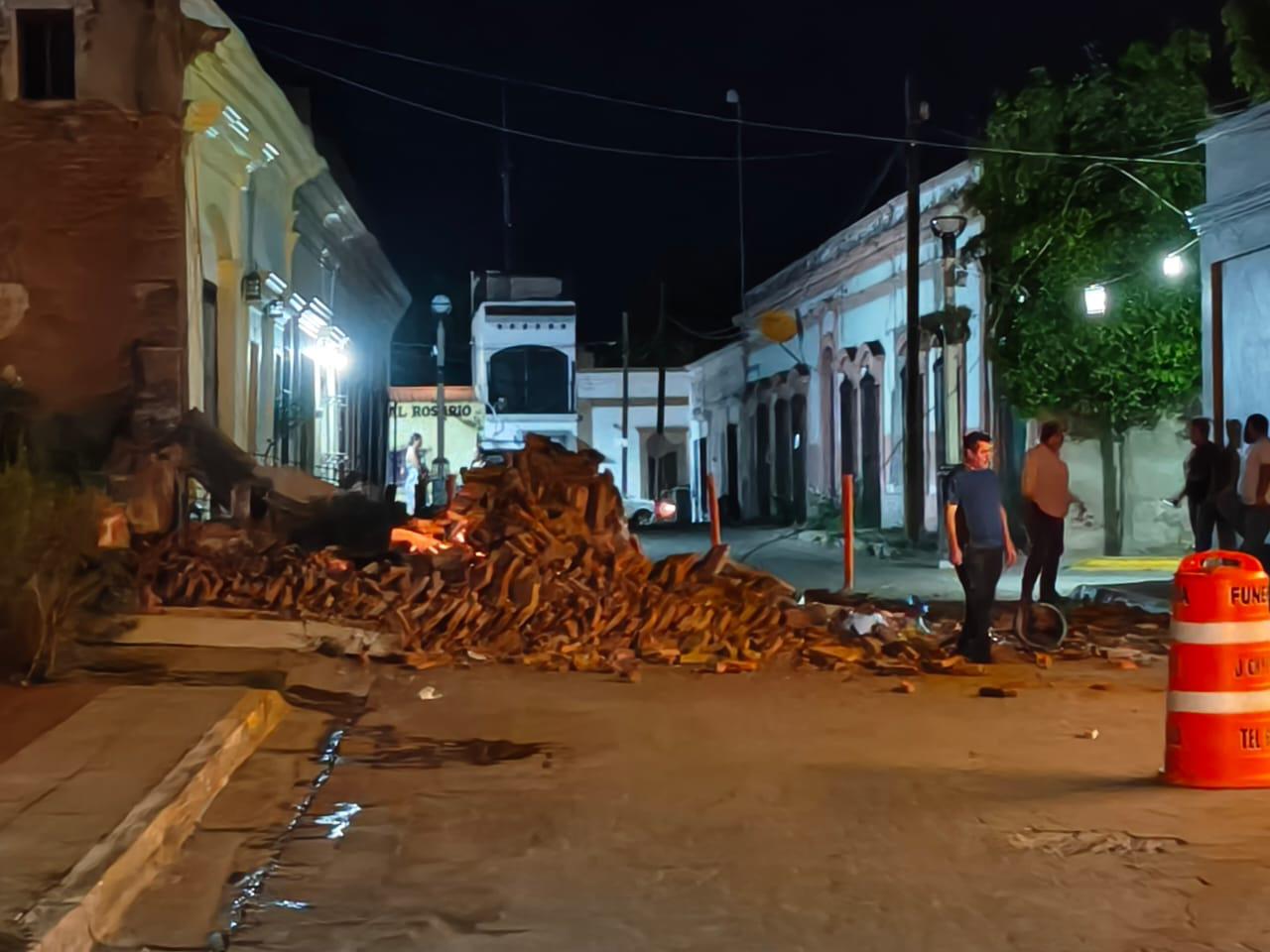 $!Tras derrumbe de barda, familia se salva de ser aplastada dentro de un vehículo, en El Rosario