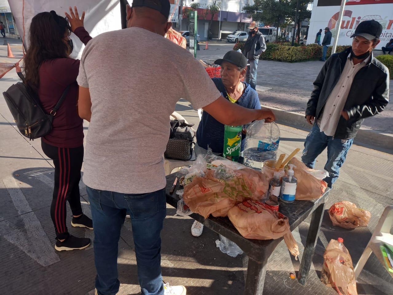 $!Amanece bloqueada la Avenida Álvaro Obregón en Culiacán; pepenadores cumplen 24 horas en protesta