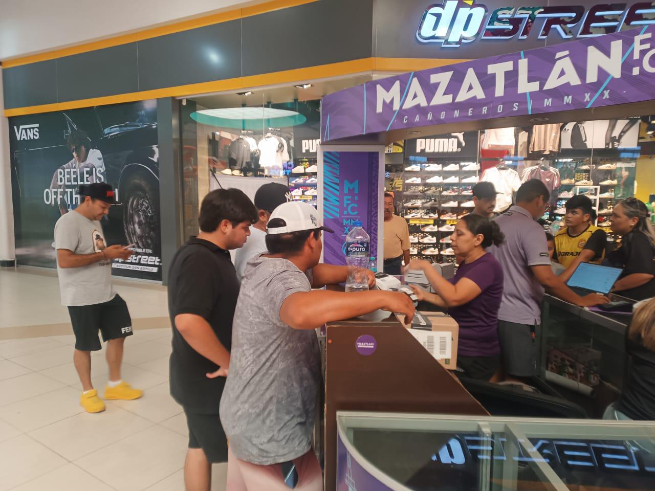 $!Afición responde: largas filas por boletos gratis para la despedida de Mazatlán FC
