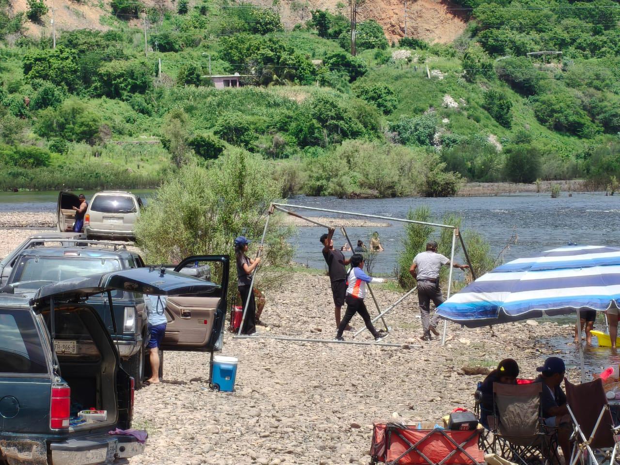 $!Apagón lleva al río Baluarte a familias de Rosario y Escuinapa para mitigar el calor