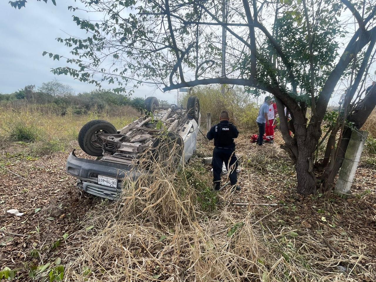 $!Muere adulto mayor en Escuinapa tras volcadura; su hijo sale lesionado