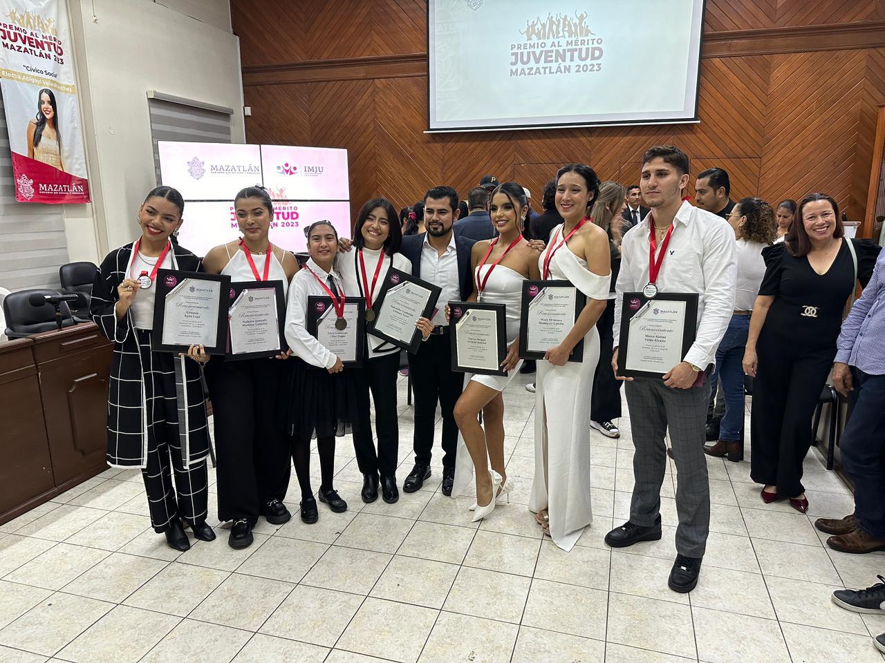 $!Wesly Miroslava Marroquín, egresada del CMA, recibe el Premio Mérito Juventud 2023
