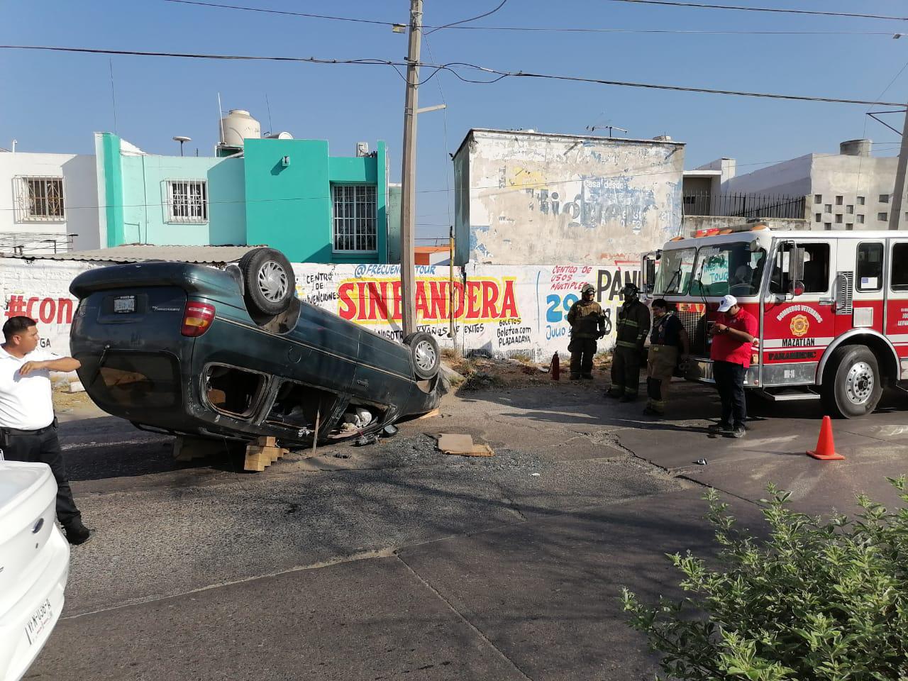 Camioneta choca contra poste y vuelca en la Santa Rosa, en Mazatlán