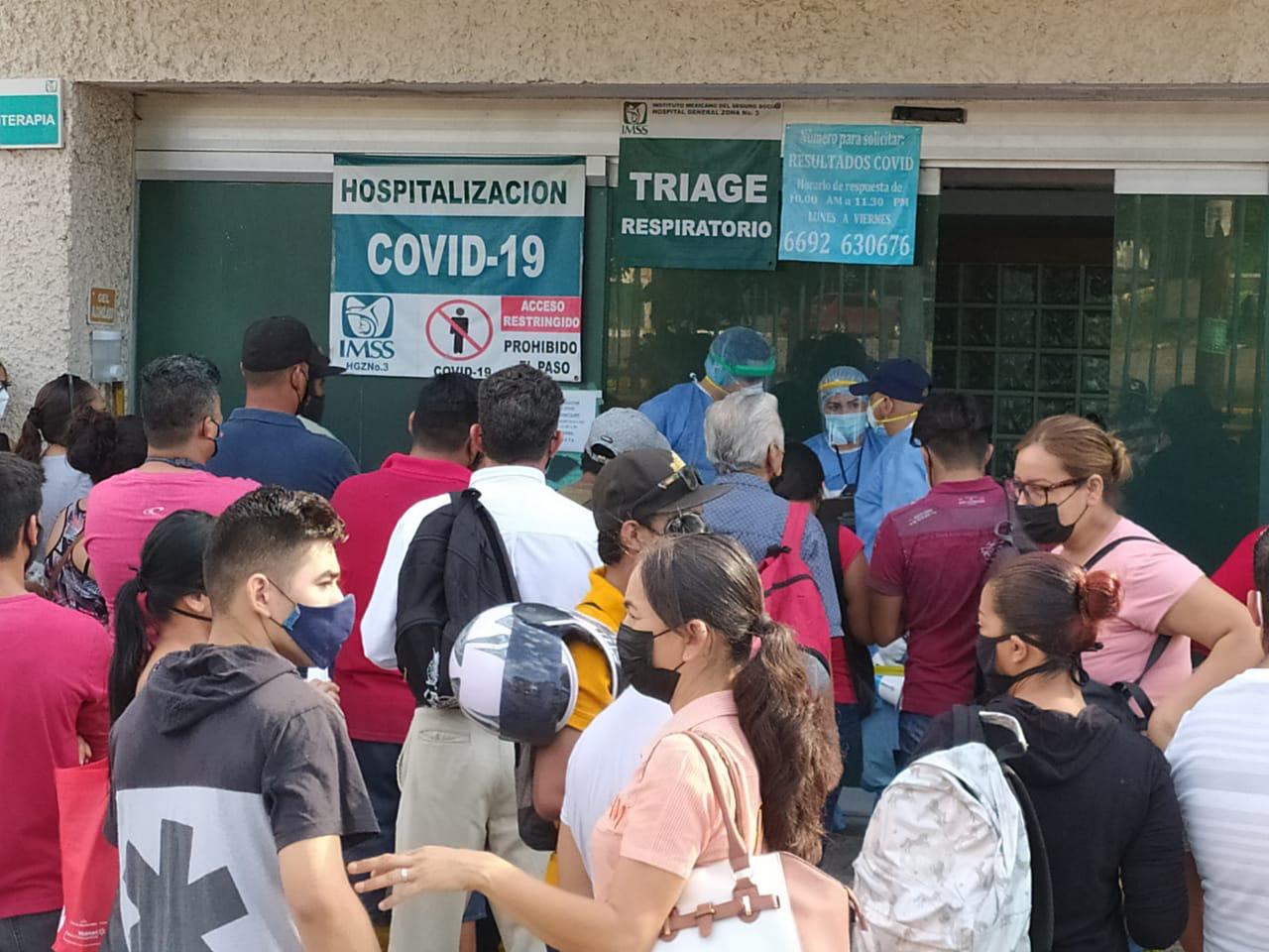 $!Llanto, personas tiradas en el suelo y bajo el sol, el drama que se vive a las afueras del IMSS Mazatlán