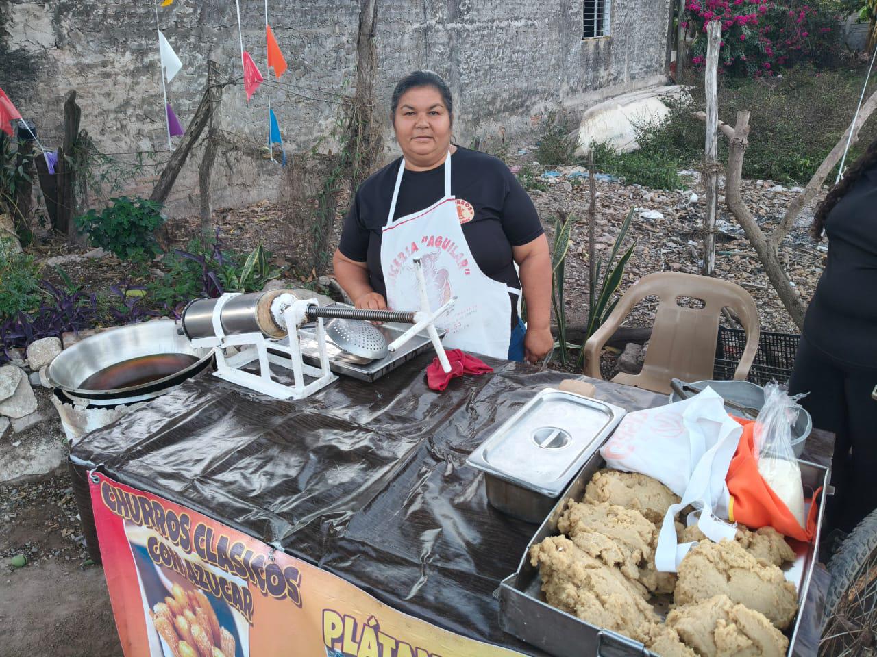 $!Con sabor a historia, Eréndira continúa negocio de churros heredado de su padre en Agua Verde