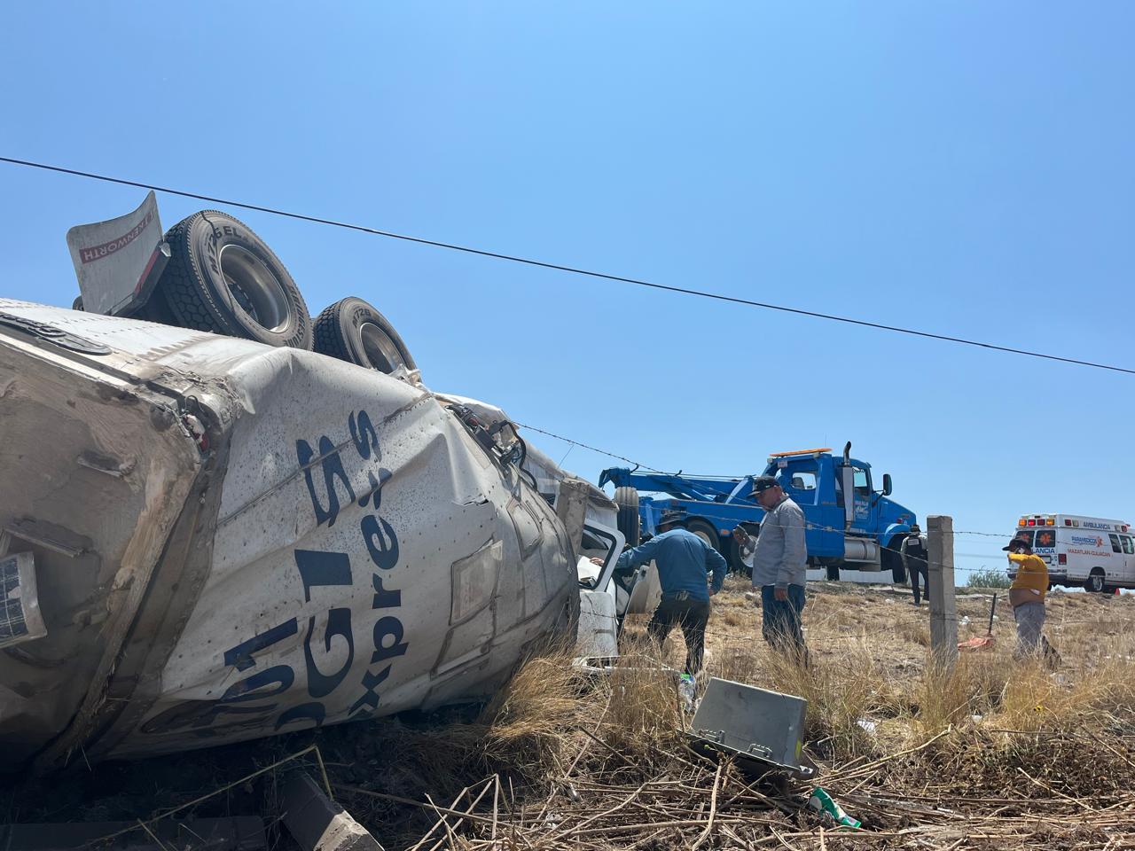 $!Volcadura de tráiler deja un hombre prensado y lesionado por la Maxipista Culiacán-Mazatlán