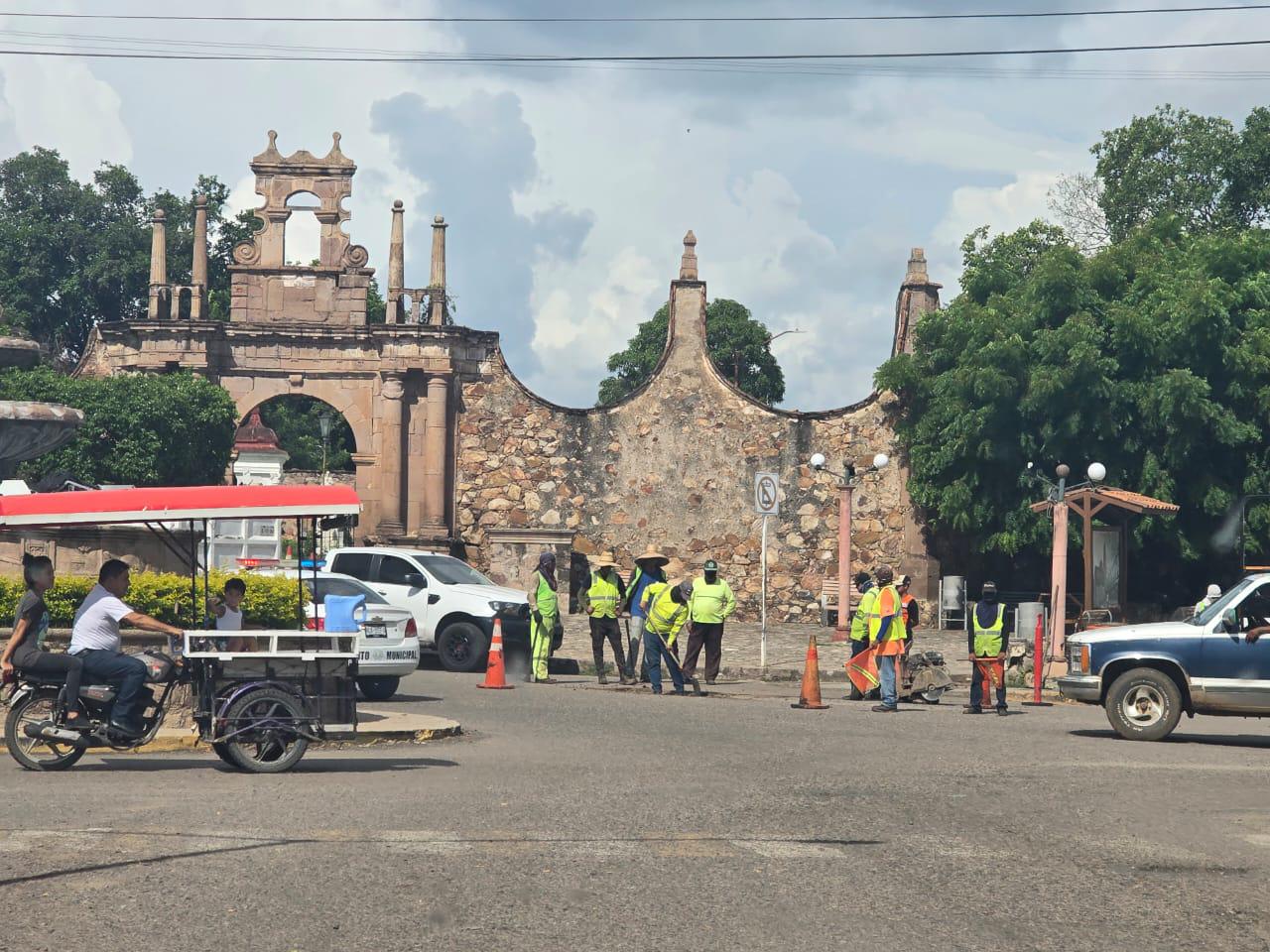 $!Obras Públicas atiende puntos críticos de baches en la ciudad y carretera de Rosario