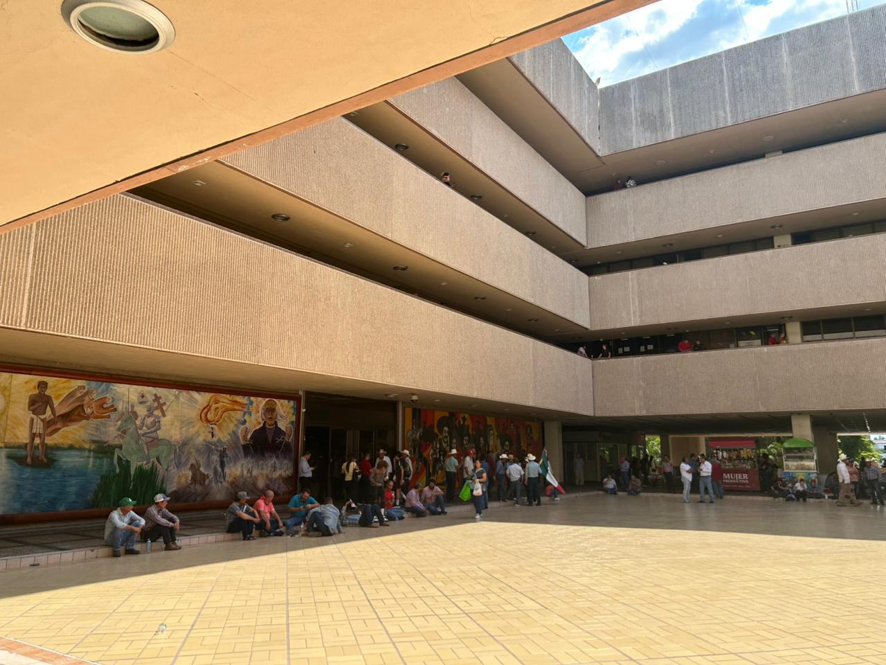 $!Agricultores mantienen plantón en el Palacio de Gobierno durante visita de secretario de SADER