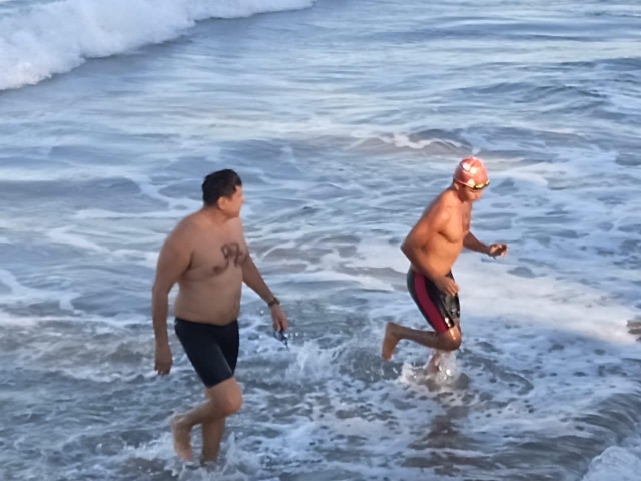 $!Tritones del País y del extranjero se sobreponen a fuerte oleaje