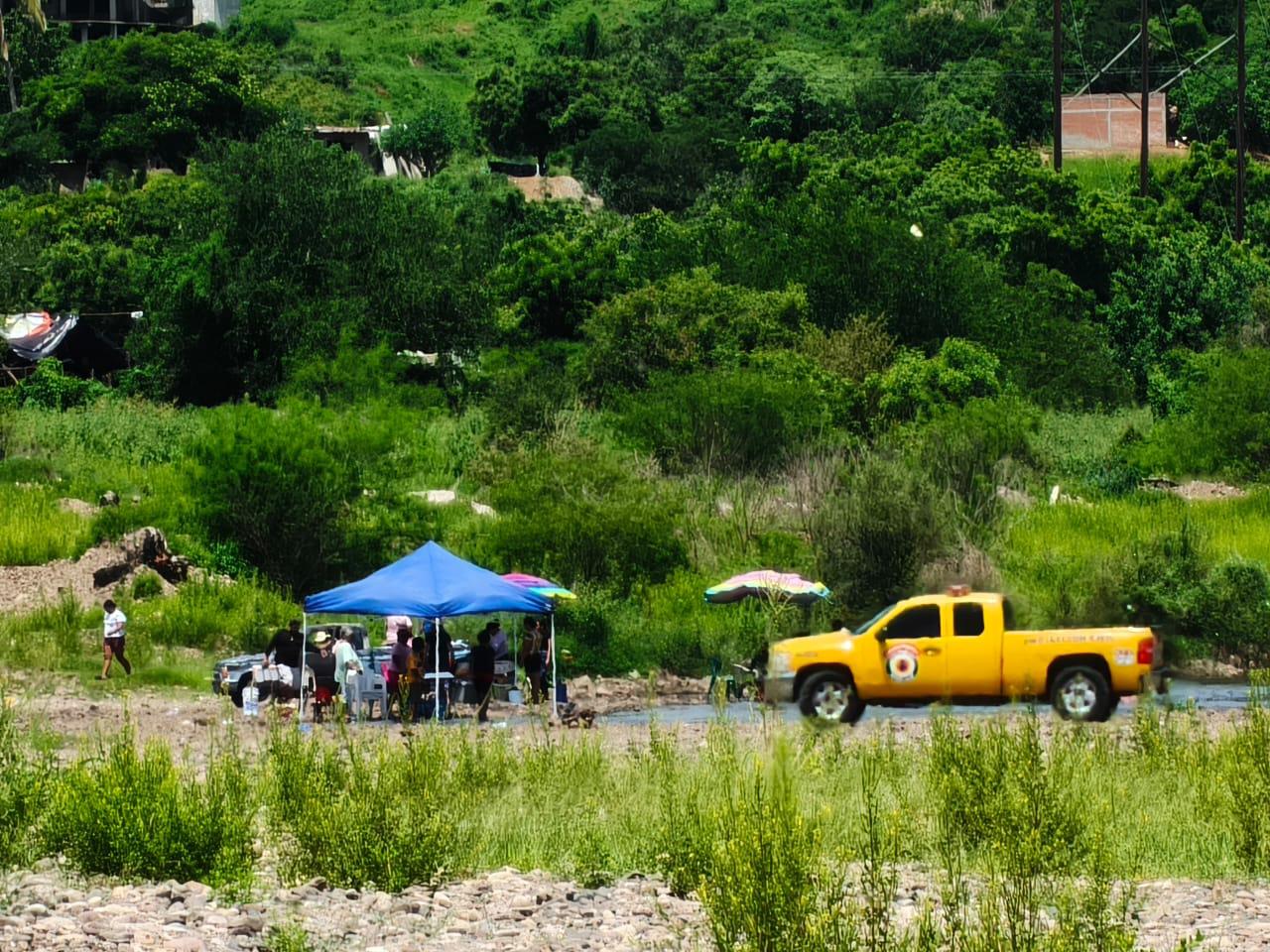 $!Apagón lleva al río Baluarte a familias de Rosario y Escuinapa para mitigar el calor