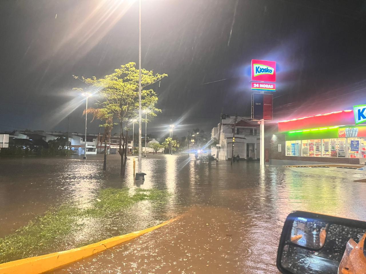 $!En Mazatlán, dejan inundaciones viales vehículos varados y familias trasladadas a sus hogares u hoteles