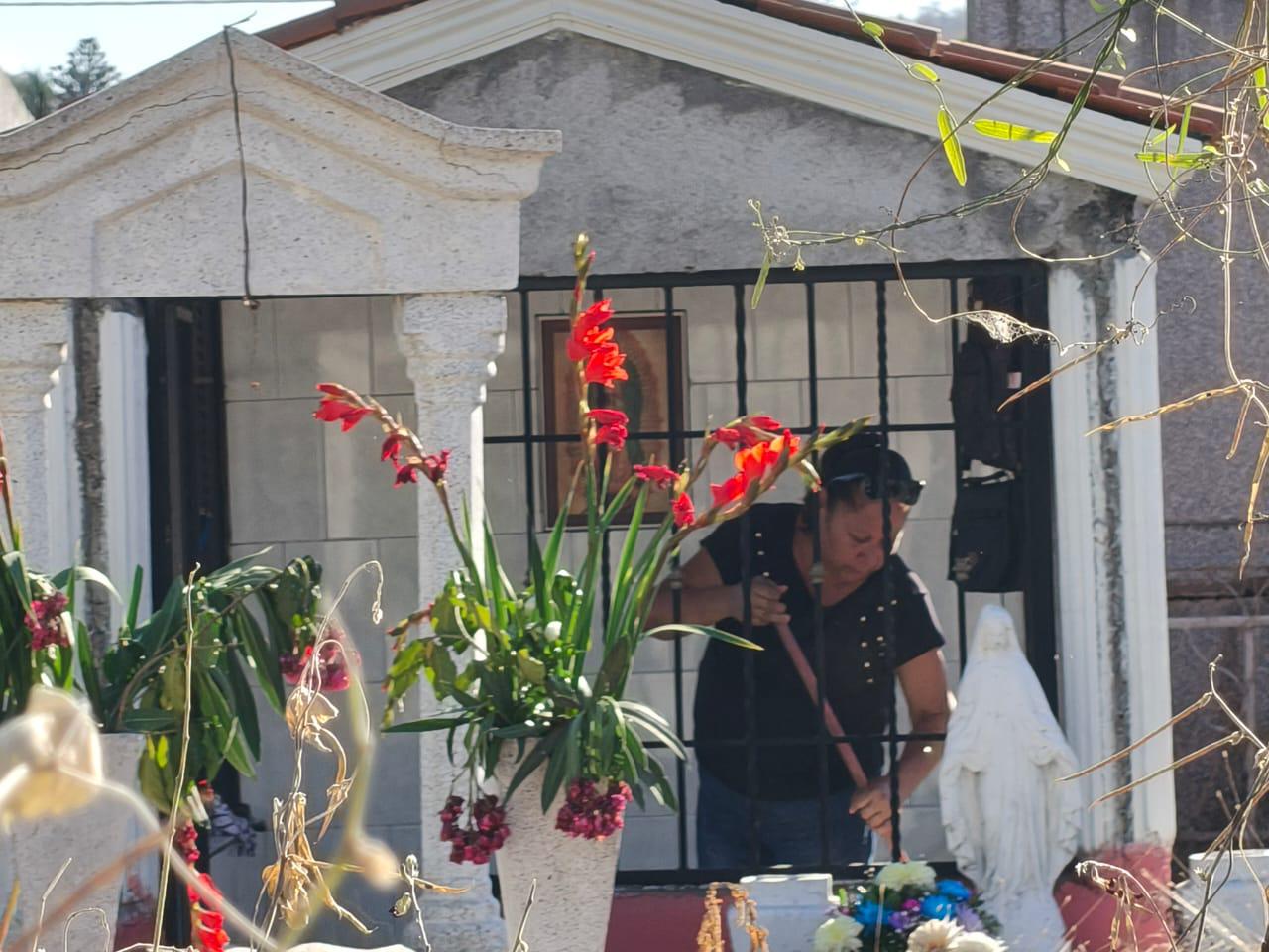 $!Perla busca consuelo al atender la tumba de su madre en Rosario