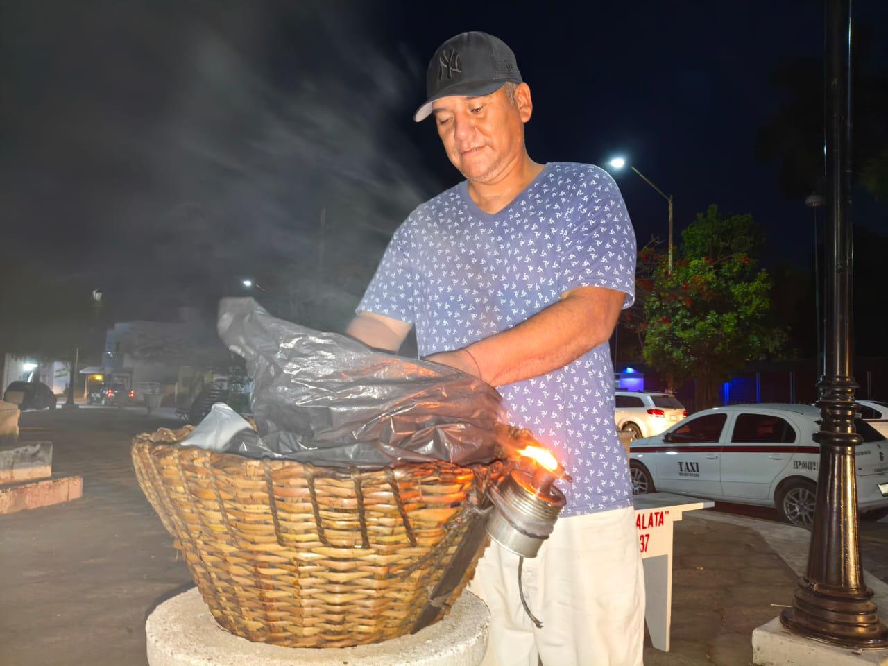 $!Jesús Alberto desde hace dos décadas mantiene encendida la cachimba para ofrecer cacahuates en Rosario