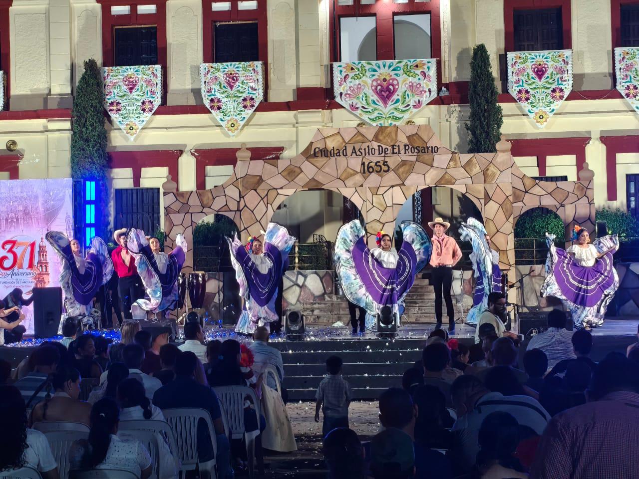 $!Con un espectáculo musical, homenajes y pirotecnia celebraron el 371 Aniversario de la fundación de El Rosario