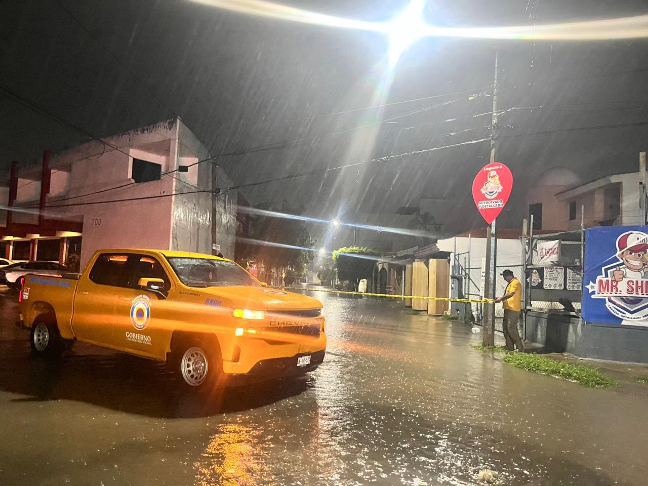 $!En Mazatlán, dejan inundaciones viales vehículos varados y familias trasladadas a sus hogares u hoteles