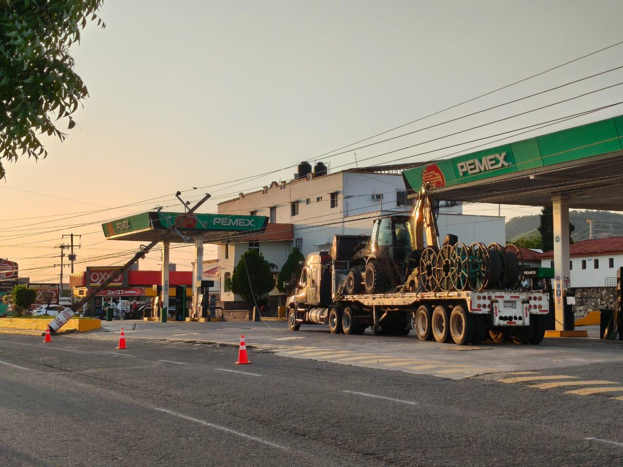 $!Maquinaria pesada derriba poste de energía eléctrica en la cabecera de Rosario