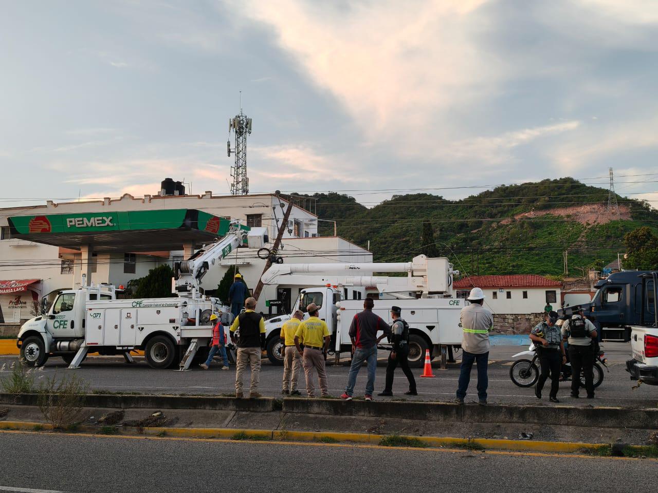 $!Maquinaria pesada derriba poste de energía eléctrica en la cabecera de Rosario