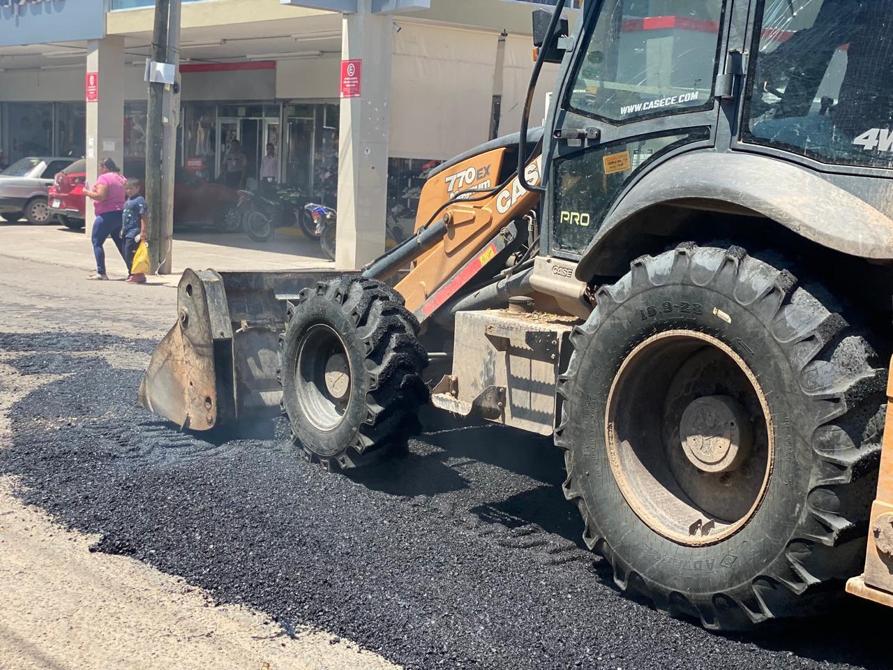 $!Reinician trabajos de bacheo en la calle Francisco Pérez, en Escuinapa