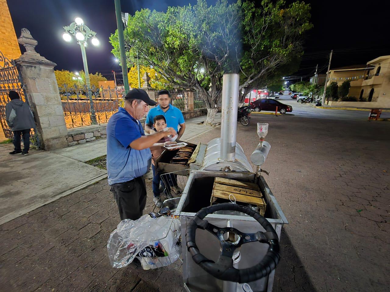 $!Tradición con sabor: José Luis Martínez, tres décadas de plátano enmielado en Rosario
