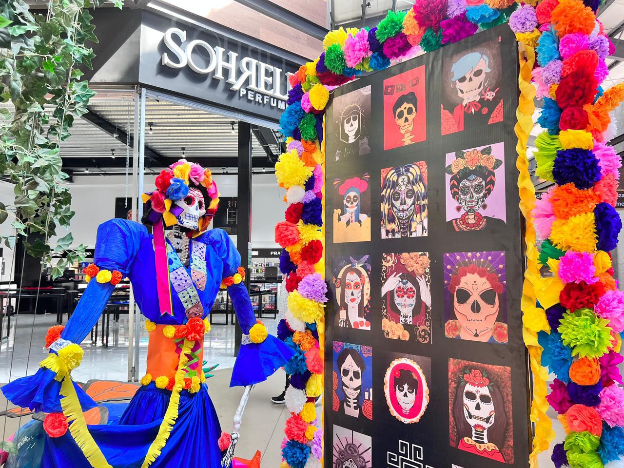 $!Hermosas catrinas forman parte de la exposición.