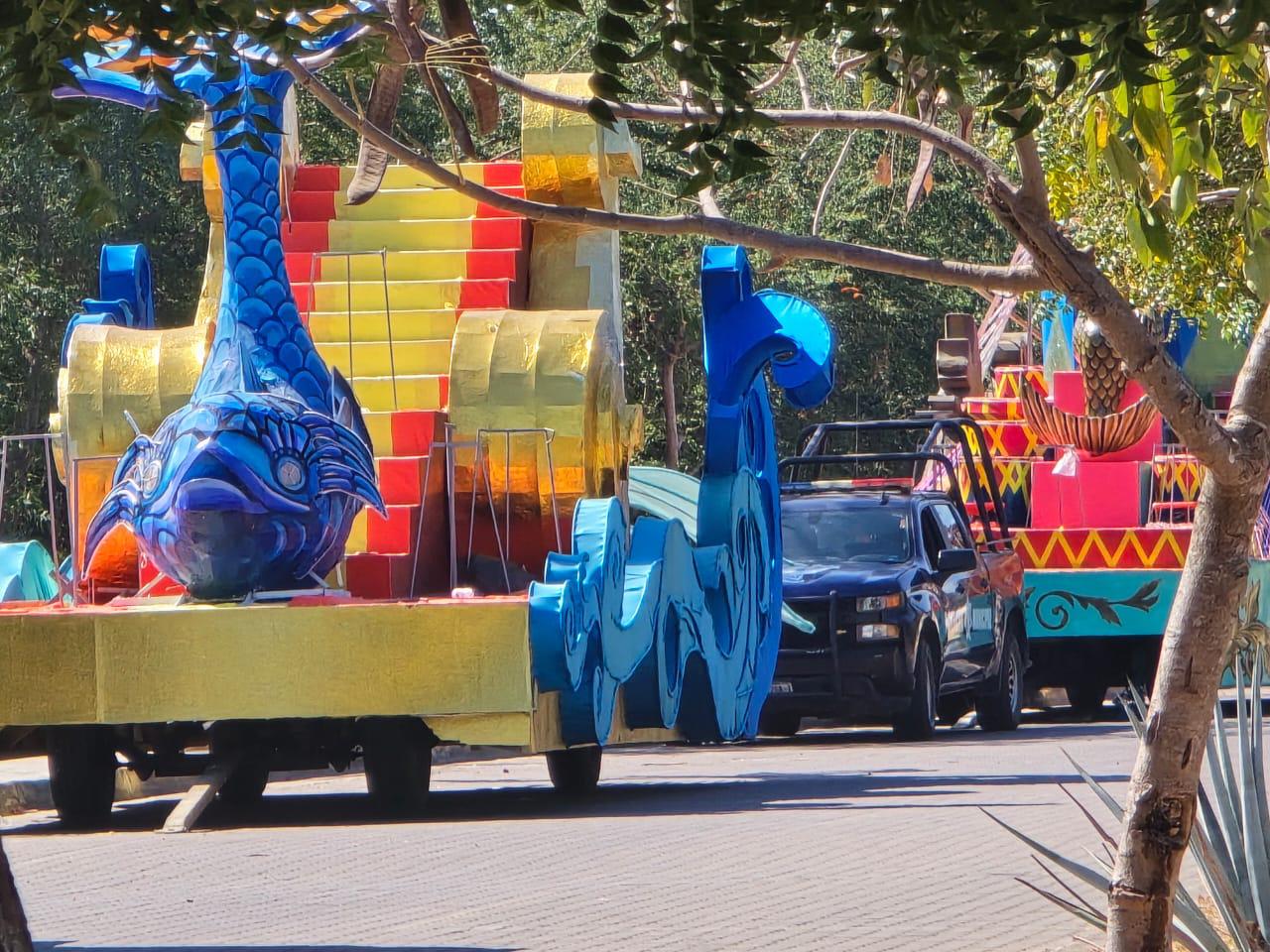 $!Carros alegóricos permanecen en el malecón de Rosario