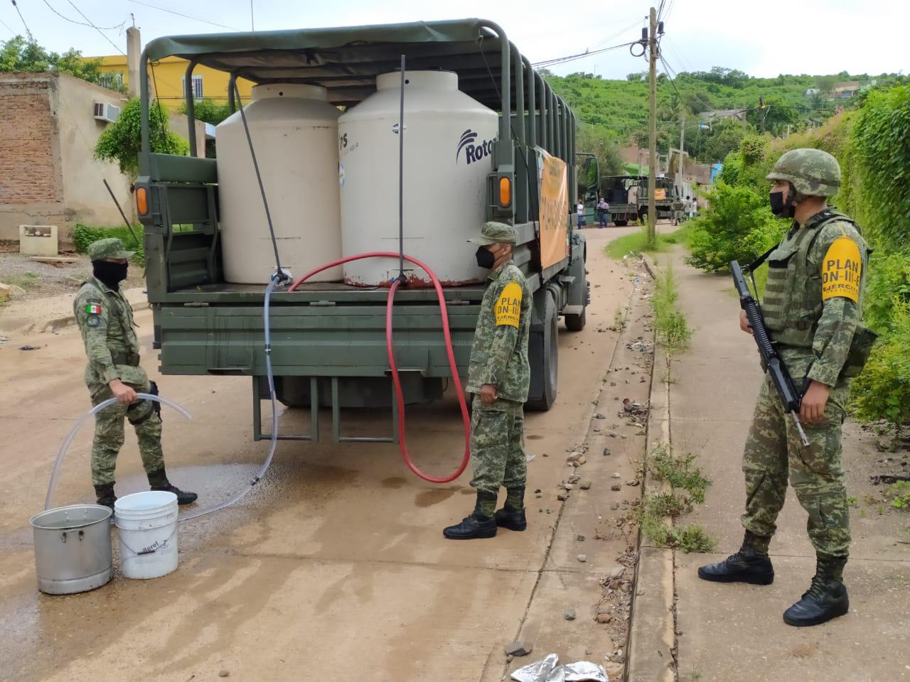 $!Ejército ‘deja las armas’ para llenar baldes, cubetas, garrafones y hasta ollas por la falta de agua en Mazatlán