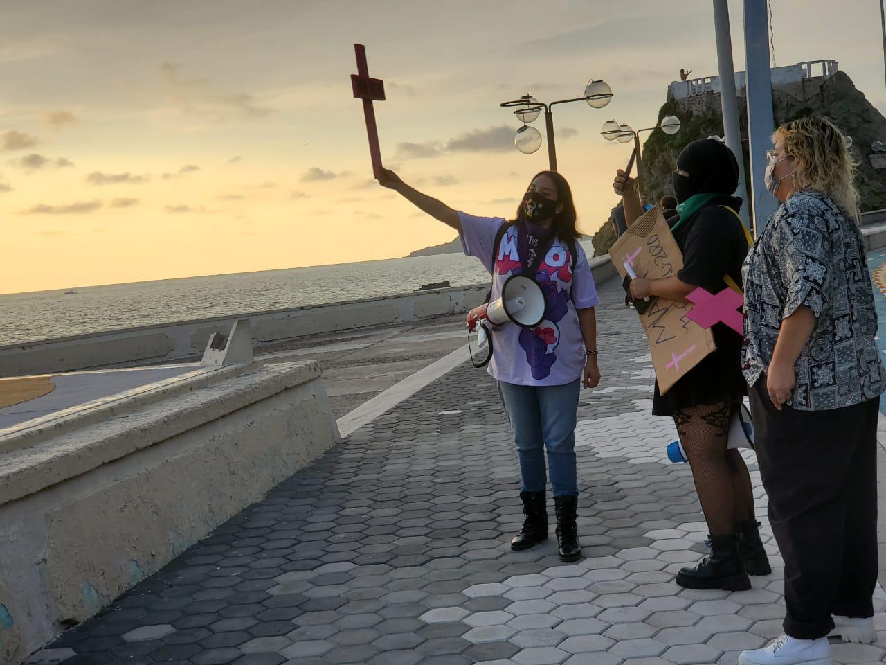 $!‘Ahorcan’ Policías municipales de Mazatlán a menor de edad en manifestación feminista