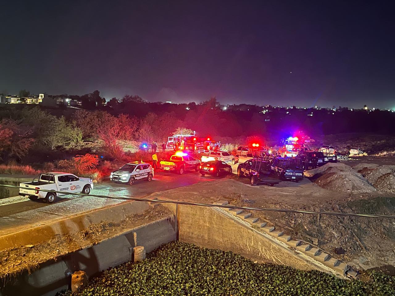 $!Hallan cuerpo carbonizado en la cajuela de un vehículo incendiado en Culiacán