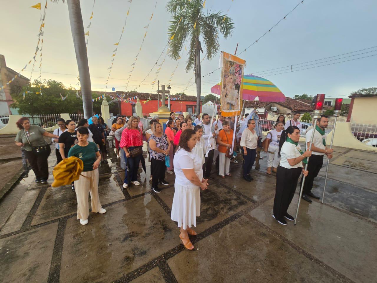 $!Vecinos de Rosario peregrinan hasta Cacalotán para que la Virgen de Loreto interceda por la paz en Sinaloa