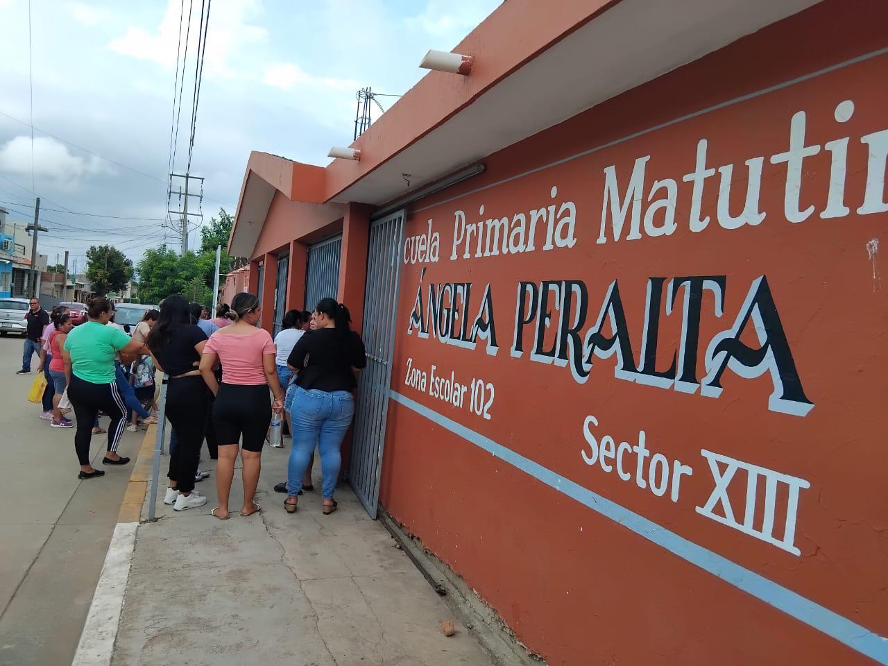 $!Protestan padres de familia en primaria de Mazatlán por manejo de recursos