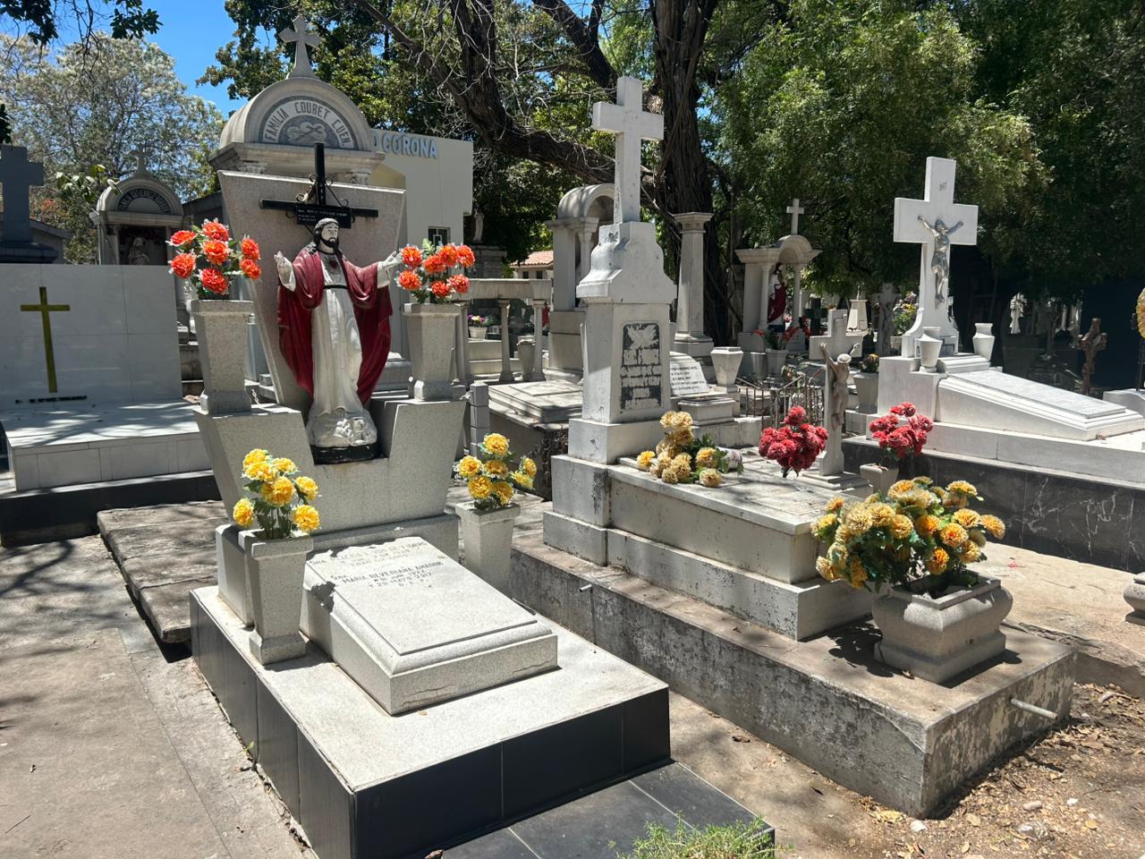 $!Entre flores y recuerdos culiacanenses celebran el 10 de mayo en los panteones