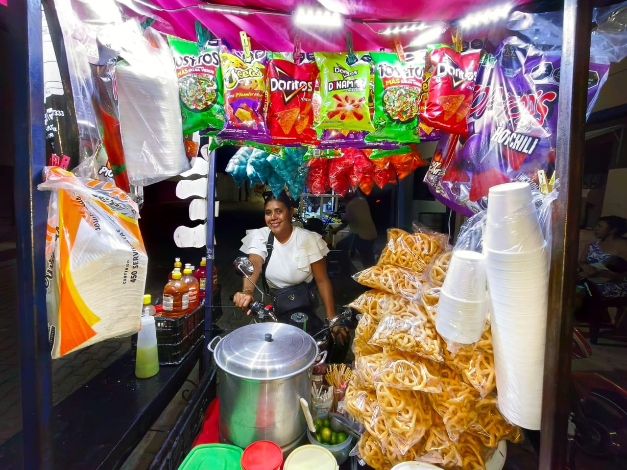 $!Amayrani confiesa que el amor a su hijo la impulsa todos los días a salir a vender en su moto
