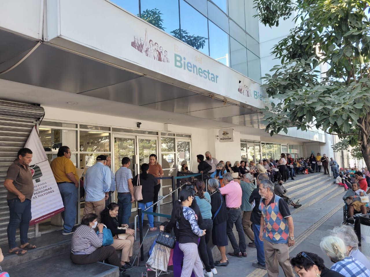 $!En Culiacán, adultos mayores se aglomeran en Banco del Bienestar en espera de su pensión