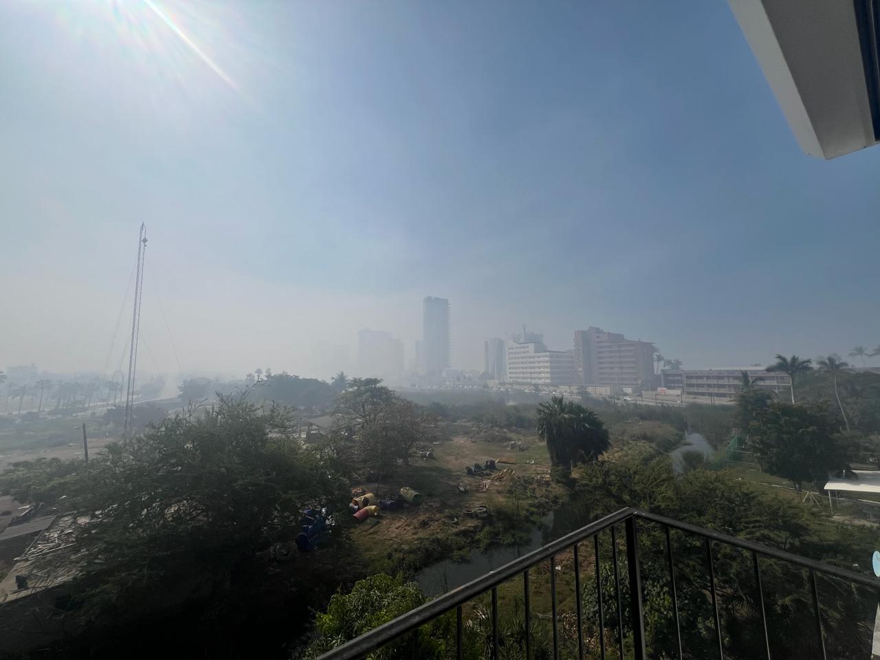 $!Afecta intensa nube gris y negra con olor a humo a Mazatlán; Gobierno municipal recomienda uso de cubrebocas