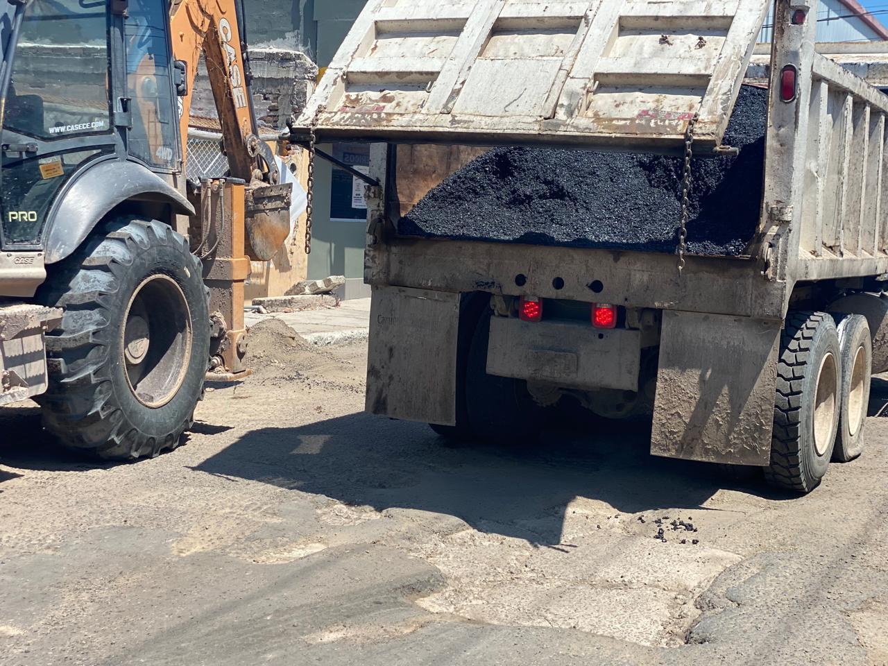 $!Reinician trabajos de bacheo en la calle Francisco Pérez, en Escuinapa