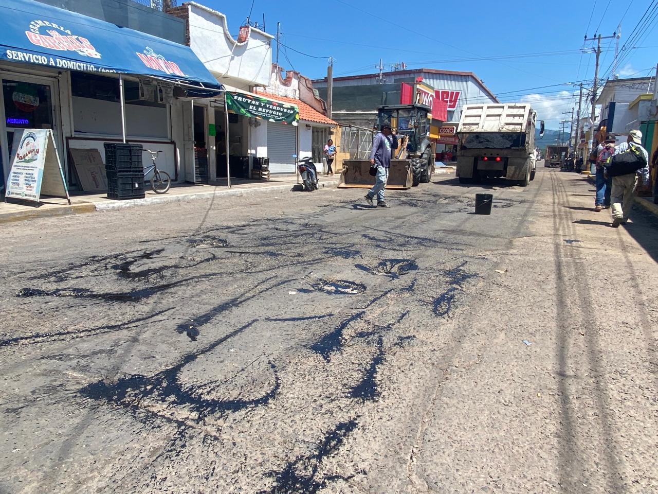 $!Reinician trabajos de bacheo en la calle Francisco Pérez, en Escuinapa