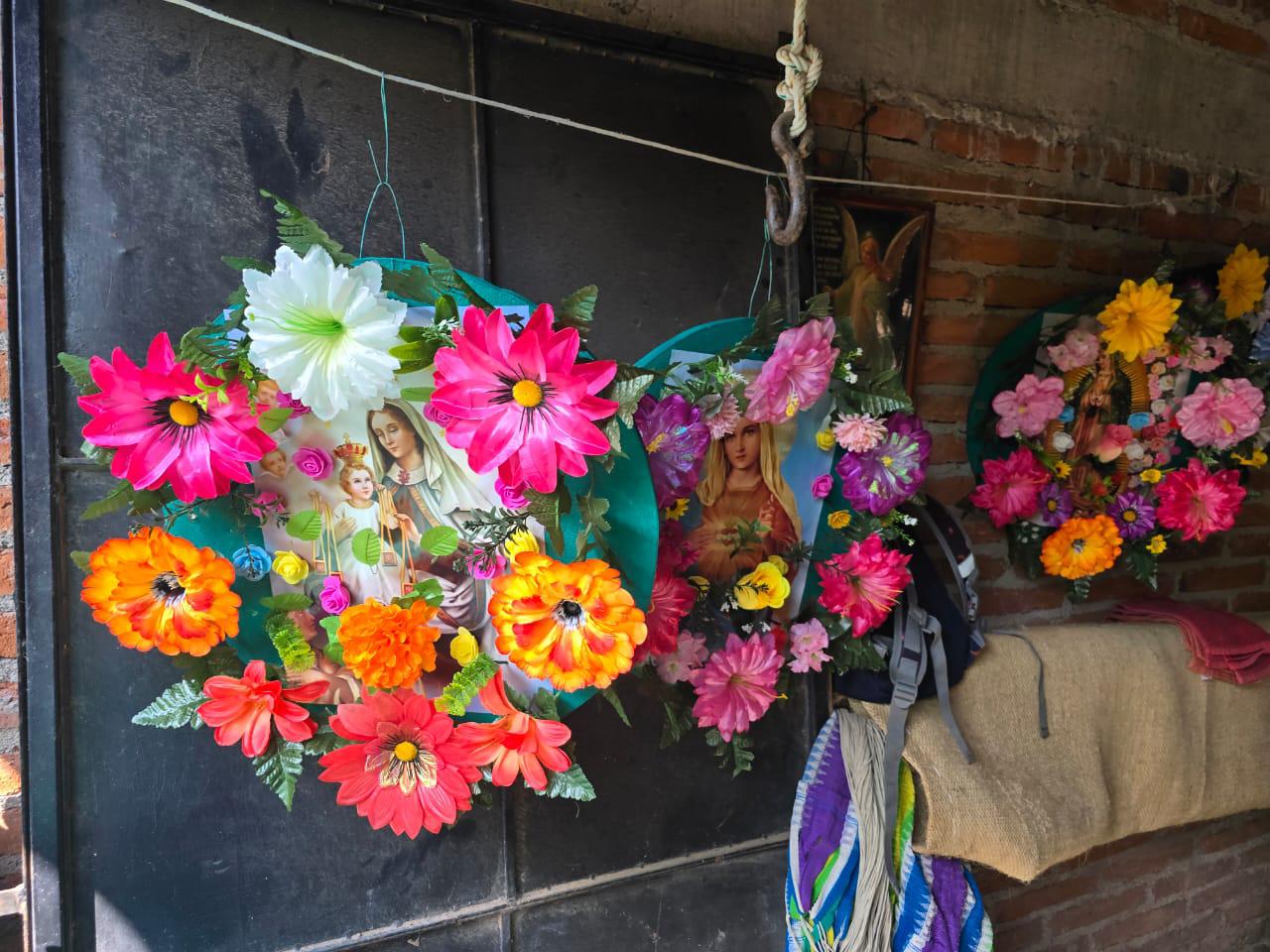 $!A pesar del dolor, no suelta la tradición: Carmen Bibriesca, más de 20 años elaborando coronas en Cacalotán