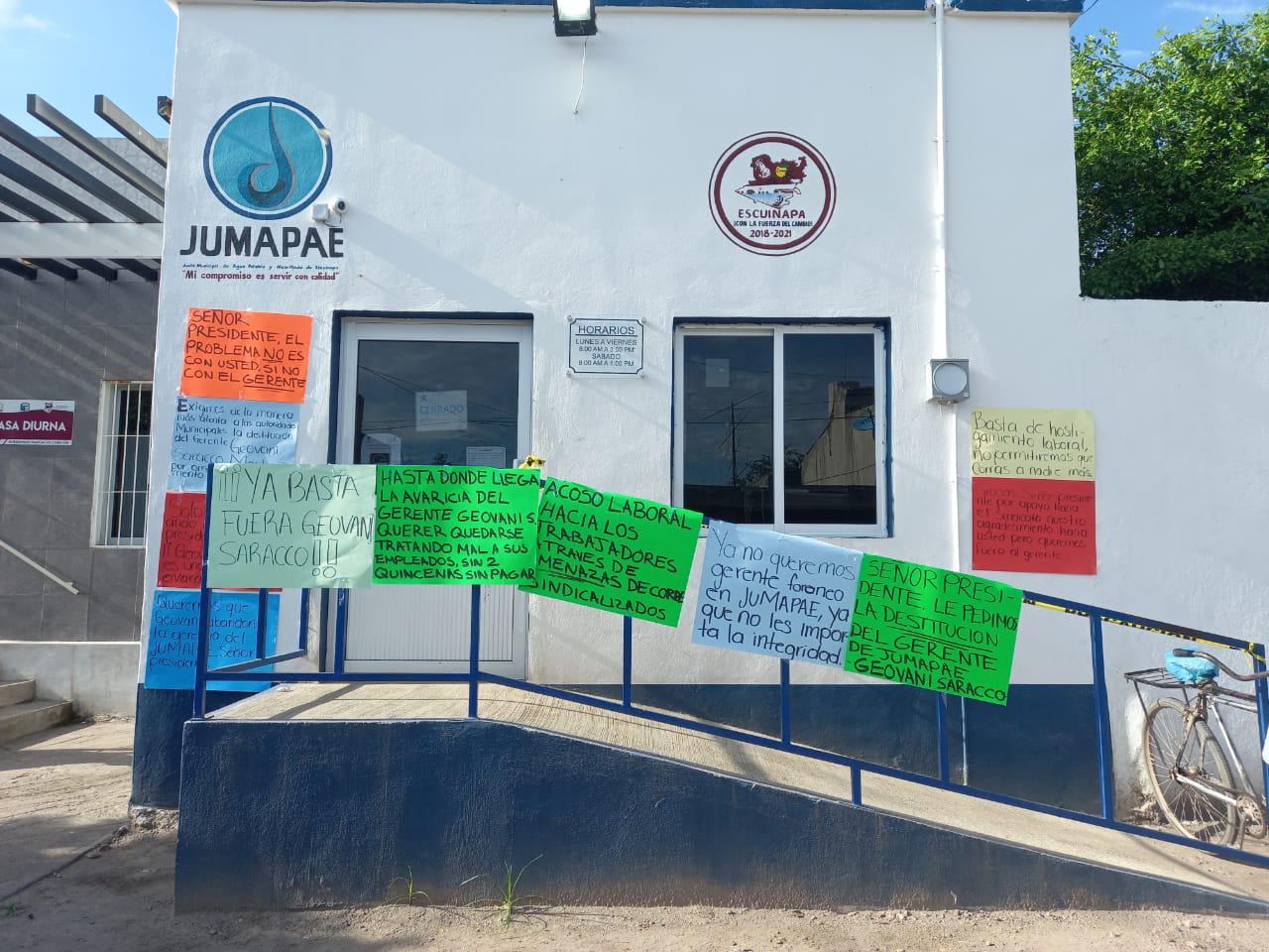 $!En Escuinapa, empleados de la Jumapae paran labores; exigen cese del gerente