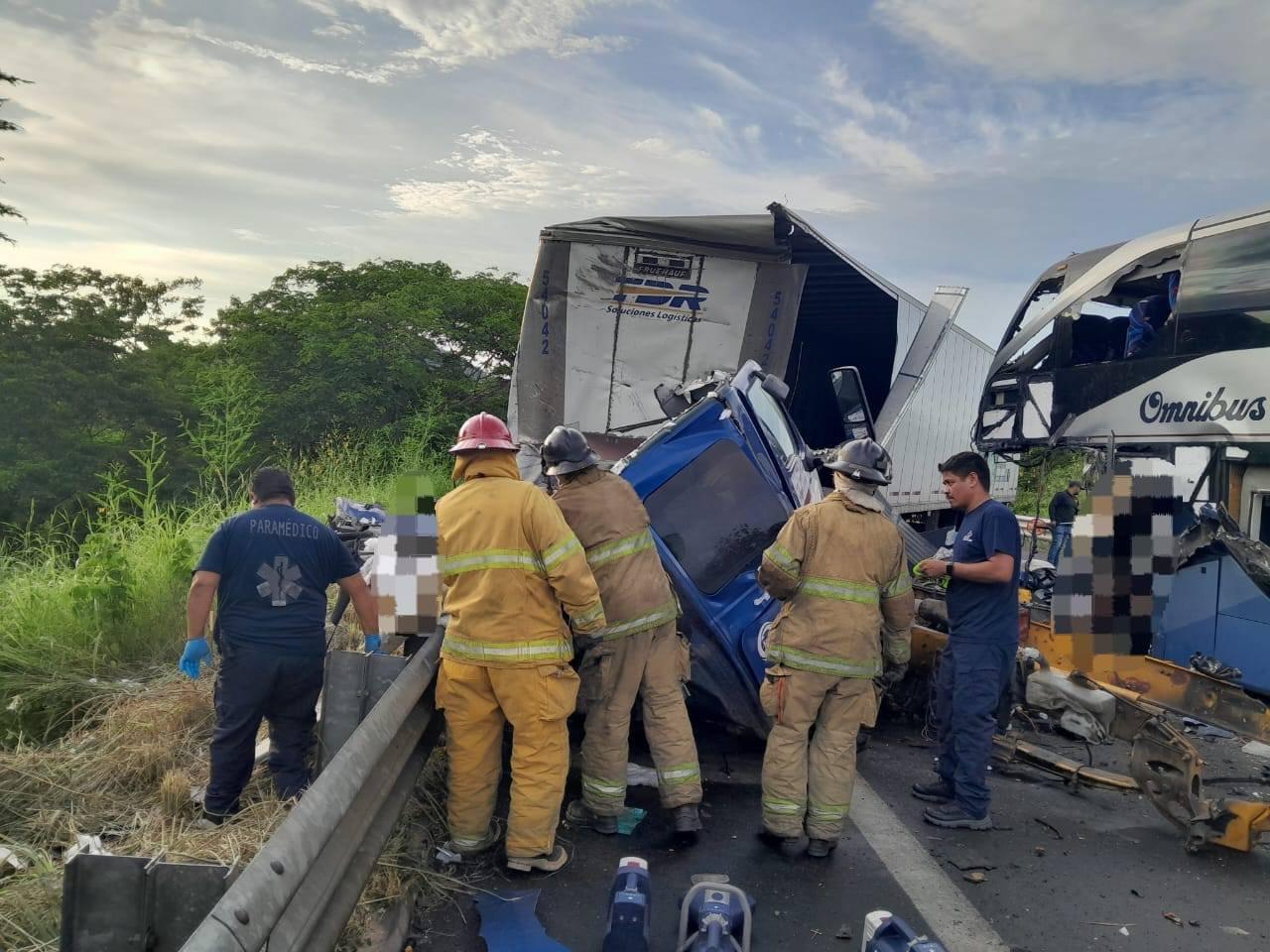 $!Chocan de frente autobús y tráiler; hay dos muertos y 14 lesionados; sinaloenses venían a bordo