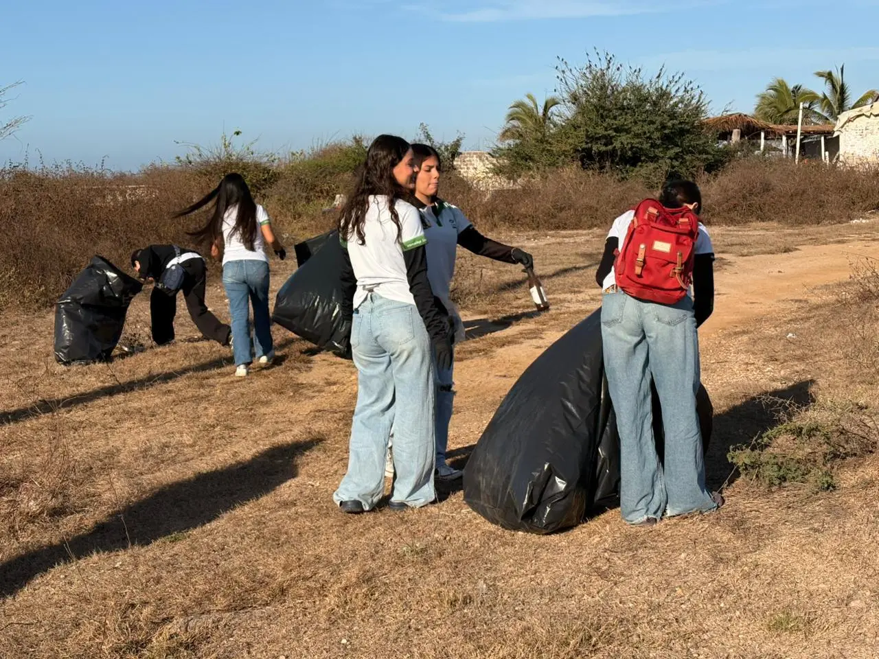 $!Alumnos de Conalep Rosario participan en limpieza de playa El Caimanero rumbo a Semana Santa
