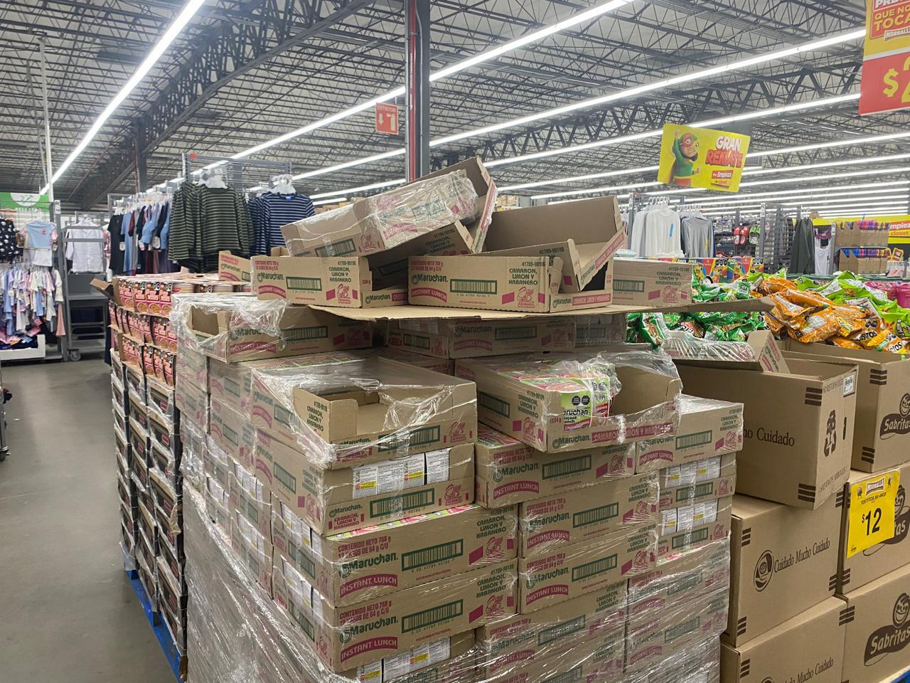 $!Familias en Mazatlán se alistan comprando víveres ante la cercanía del huracán Simon